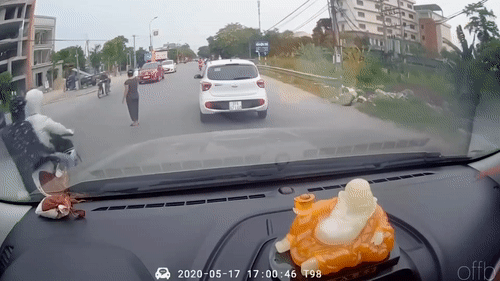 Nu tai xe xe may dam nga nguoi di bo sang duong hinh anh