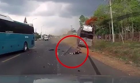 Thanh nien thoat chet khi vang vao gam xe container hinh anh