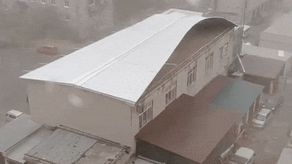 Gio manh thoi bay mai nha xuong duong o Nga hinh anh