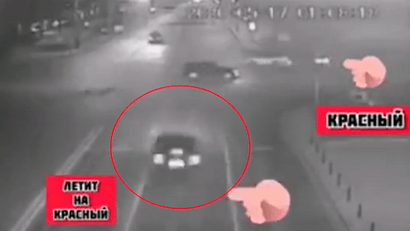 Oto dua xe toc do cao tong trung xe khac tren duong hinh anh