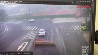 Xe tai mat lai lat nghieng de oto tai nga ba o Trung Quoc hinh anh