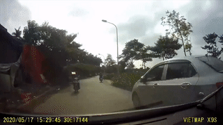 Mai nhin vao dien thoai, xe may lao vao dau oto hinh anh