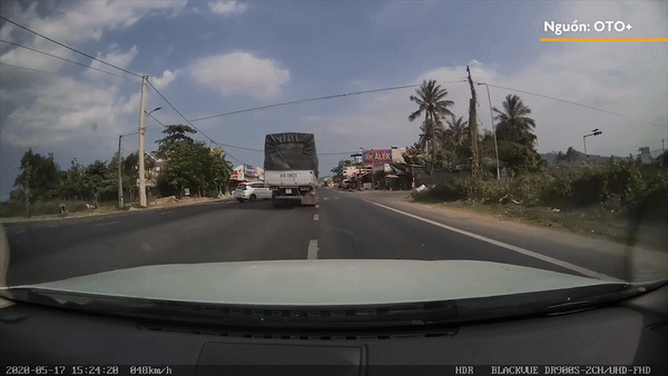 Oto sang duong khong chu y bi xe tai quet vao dau hinh anh