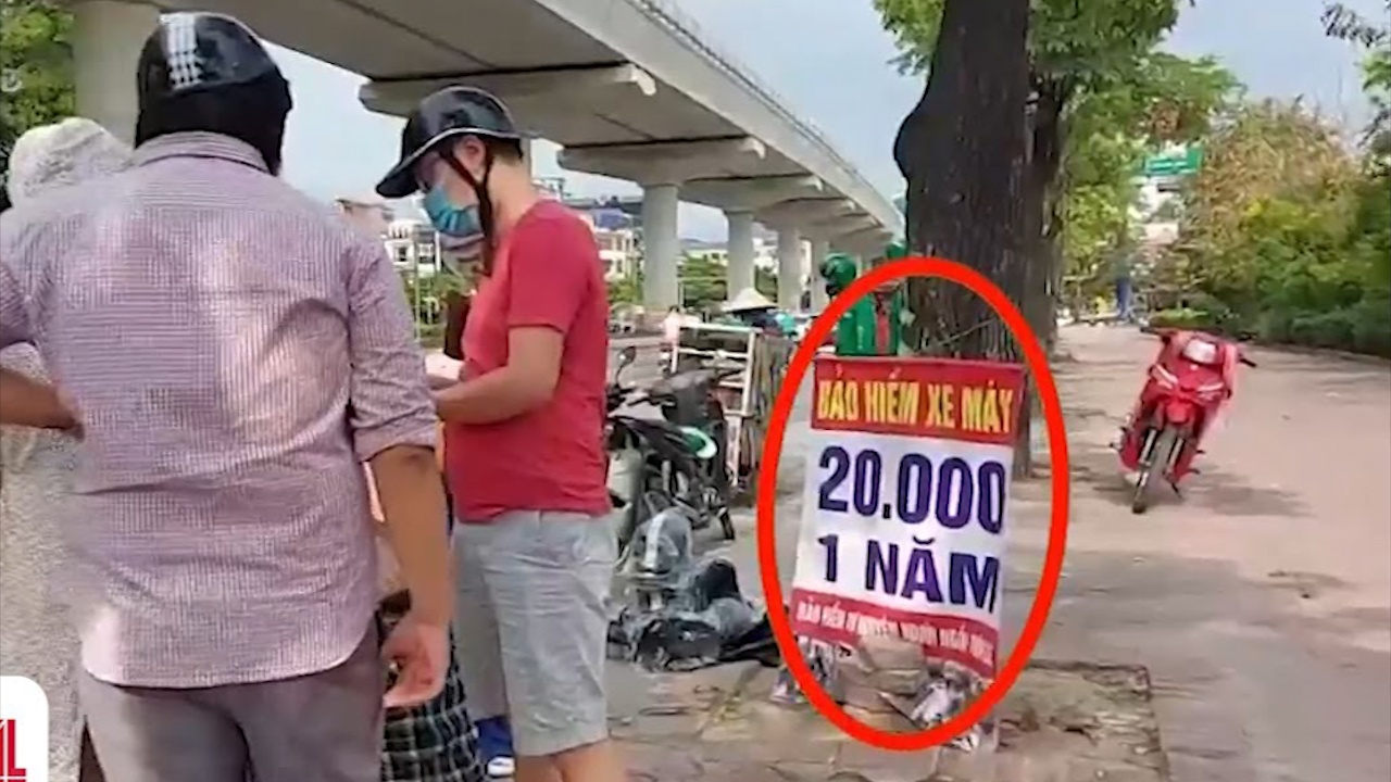 Truc loi tu viec nguoi dan do xo di mua bao hiem xe may hinh anh