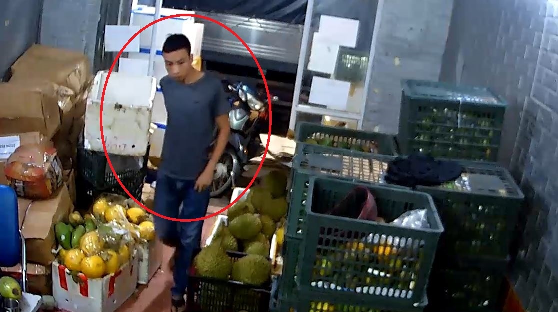 Ke gian trom vi va dien thoai cua nguoi ban hoa qua bi ghi hinh hinh anh