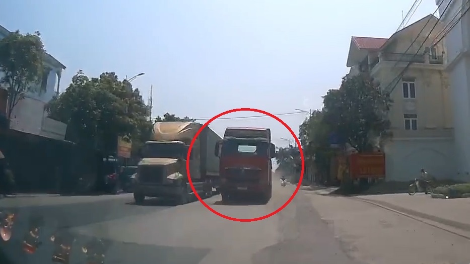 Xe tai vuot au suyt dam vao oto nguoc chieu hinh anh