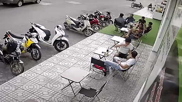 Kinh roi xuong dau khi dang uong ca phe via he hinh anh