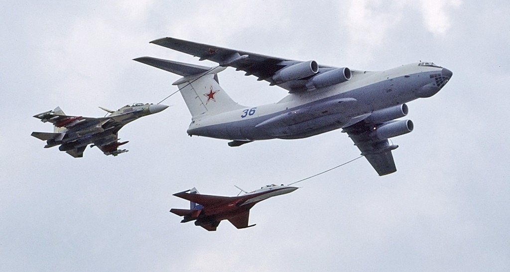 Canh tiep nhien lieu ngoan muc tren khong cua chien dau co Nga hinh anh