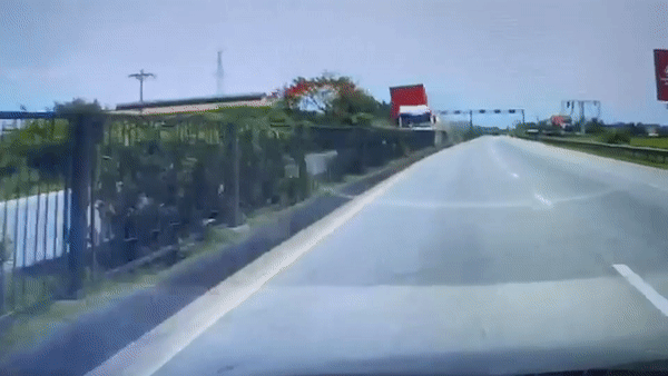 Xe container no lop, cay nat dai phan cach hinh anh