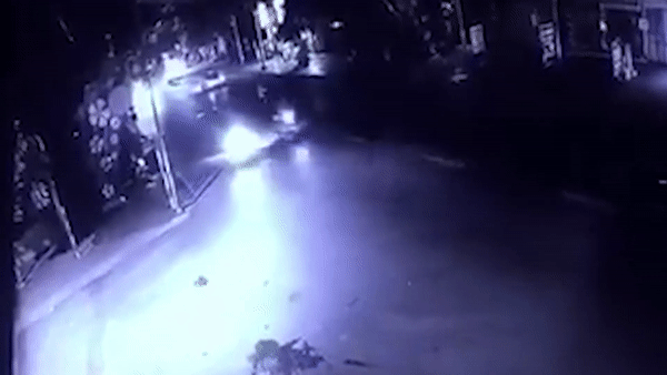 Hai xe may doi dau trong dem, 3 nguoi thuong vong hinh anh