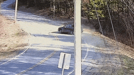 Tai xe mat kiem soat khi om cua khien oto xoay vong giua duong hinh anh