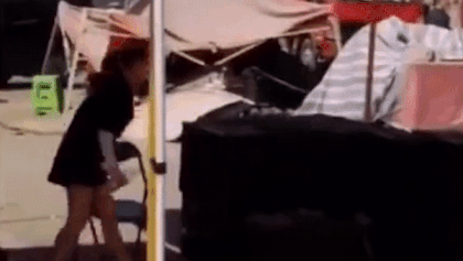 Nguoi phu nu TQ dung mieng phun nuoc vao dau rung bay ban o cho hinh anh