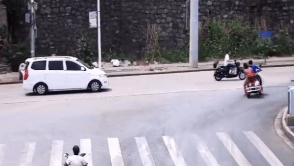 Nguoi phu nu may man thoat nan khi nga truoc banh oto dang chay hinh anh