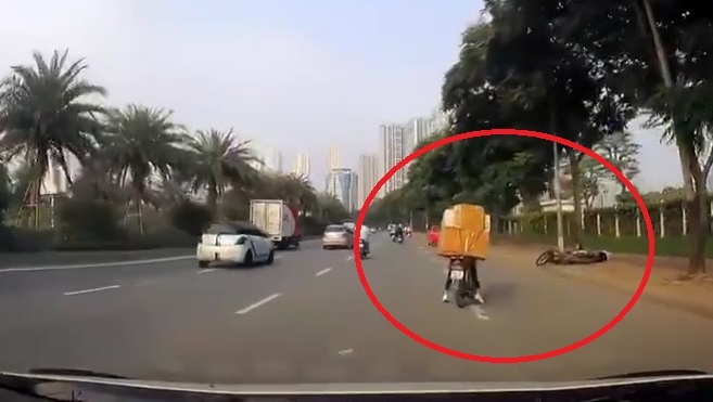 Xe may huc duoi xe cho hang roi lao len via he hinh anh