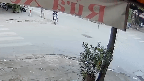 Co tranh nu sinh di xe dap dien, nguoi dan ong nga xuong duong hinh anh