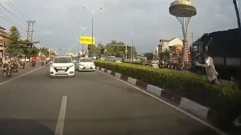 Hai tai xe oto lao vao danh nhau sau va cham xe hinh anh