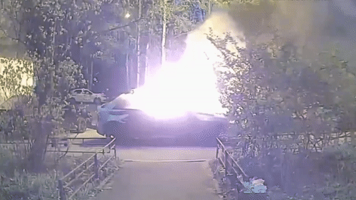 Oto dang do bat ngo boc chay lam 4 nguoi bi thuong hinh anh