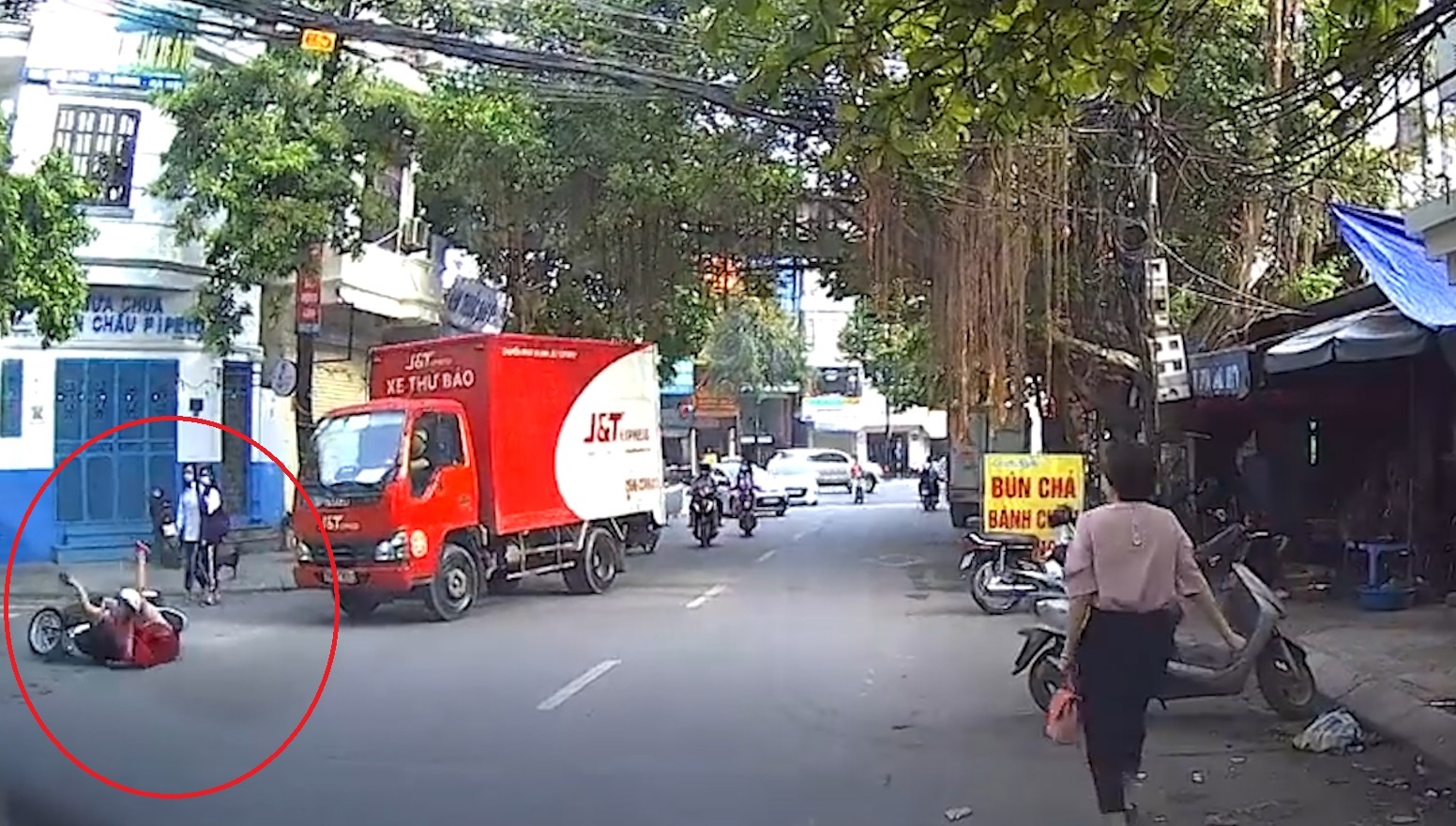 Xe may vuot phai bi xe tai dam nga xuong duong hinh anh