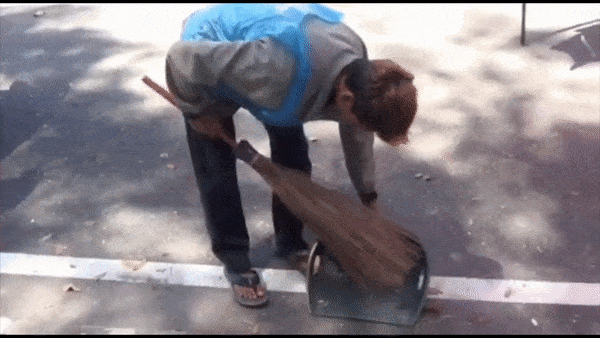 Khong mang khau trang, nguoi dan bi phat quet rac o Indonesia hinh anh