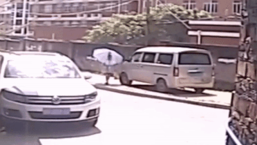 Binh gas dat trong oto phat no suyt vang trung nguoi di bo hinh anh