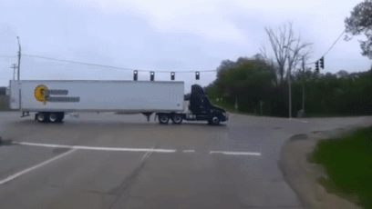 Container danh roi xe nang khi di qua giao lo hinh anh