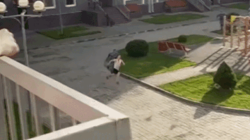 Nguoi dan ong bi phat 200 USD vi tron cach ly o Nga hinh anh