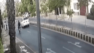 Oto phong nhanh dam trung xe khac gay tai nan lien hoan hinh anh