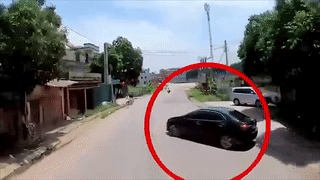 Container suyt dam vao hoc sinh khi tranh oto quay dau hinh anh