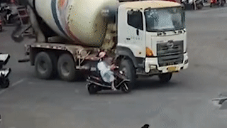 Nguoi phu nu may man thoat nan sau khi va cham voi xe bon hinh anh