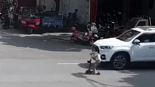 Be gai choi van truot tren duong bi oto va quet hinh anh