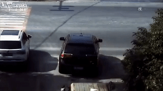 Xe may di nguoc chieu dam vao dau oto roi vang len noc xe hinh anh