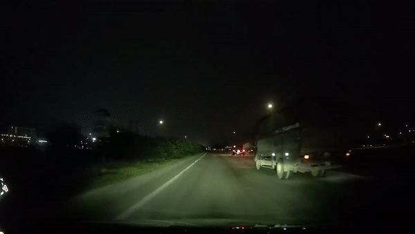 Oto dung dot ngot tren cao toc, suyt gay tai nan lien hoan hinh anh