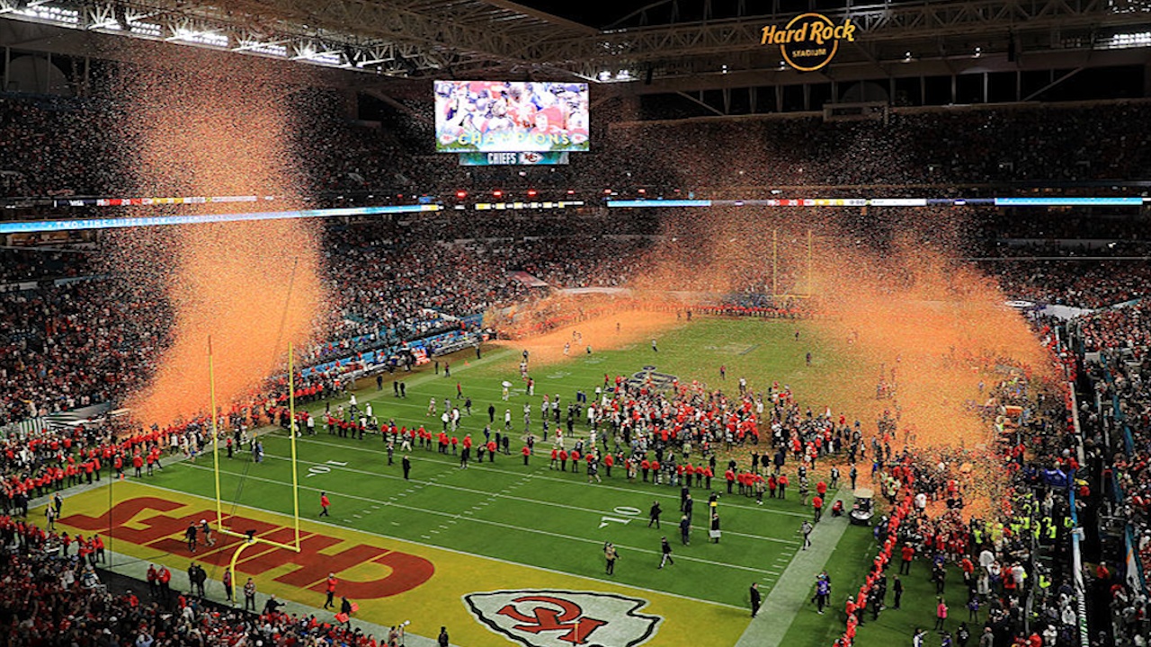 Cach virus corona lay lan khap san van dong hinh anh