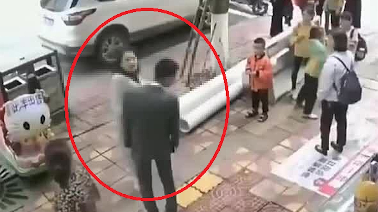 Co gai lien tuc tat ban trai giua pho vi khong duoc tang dien thoai hinh anh