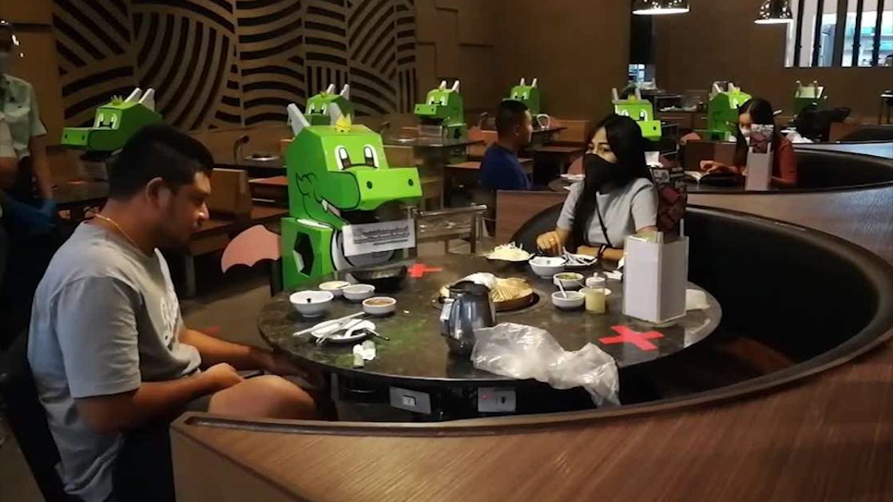 Nha hang Thai dat hinh nom khung long de don khach giua mua dich hinh anh