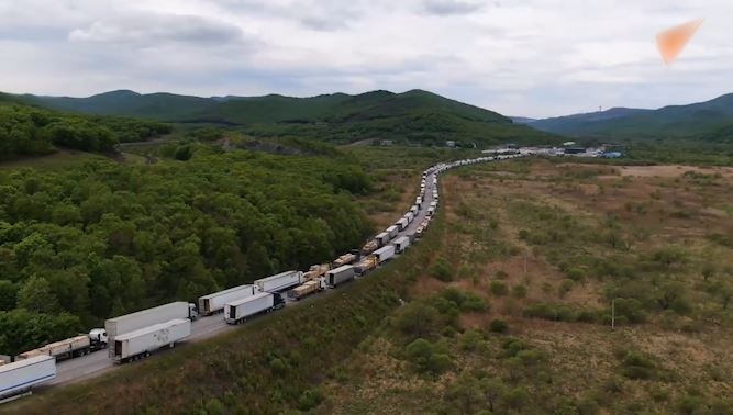 Hang tram xe tai mac ket o bien gioi Nga - Trung Quoc hinh anh