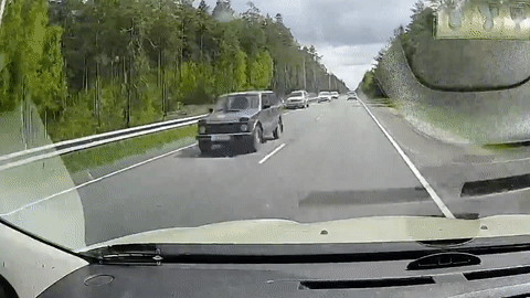 Oto dam vao duoi xe do ven duong roi bay vao xe khac hinh anh