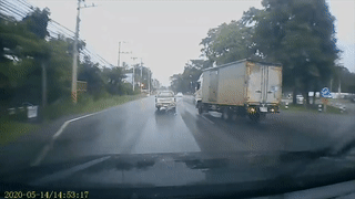 Xe tai xoay 180 do khi phanh gap duoi duong mua hinh anh