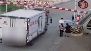 Xe tai dam sap thanh chan gioi han do cao khi qua cau hinh anh