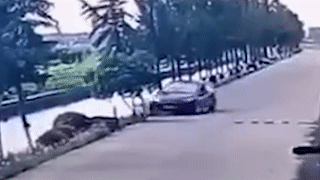 Tai xe mat lai khien oto lao xuong song o Trung Quoc hinh anh