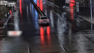 Tai xe oto say xin dam do dai phan cach giua duong hinh anh