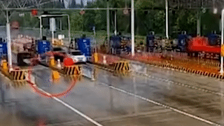 Oto co vuot tram thu phi dam vao cot chan roi lat ngua hinh anh