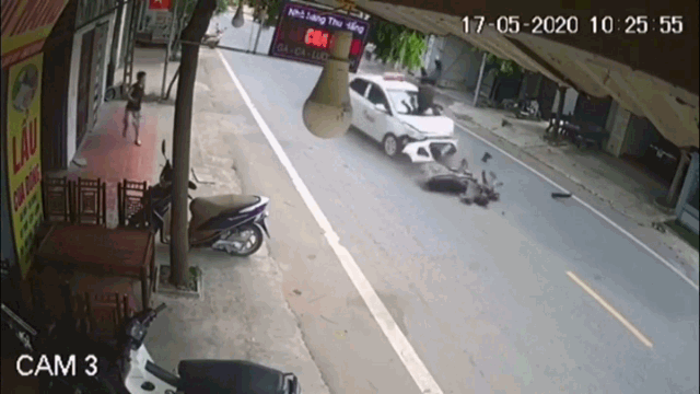 Sang duong bat can, nguoi dan ong bi taxi hat len capo hinh anh