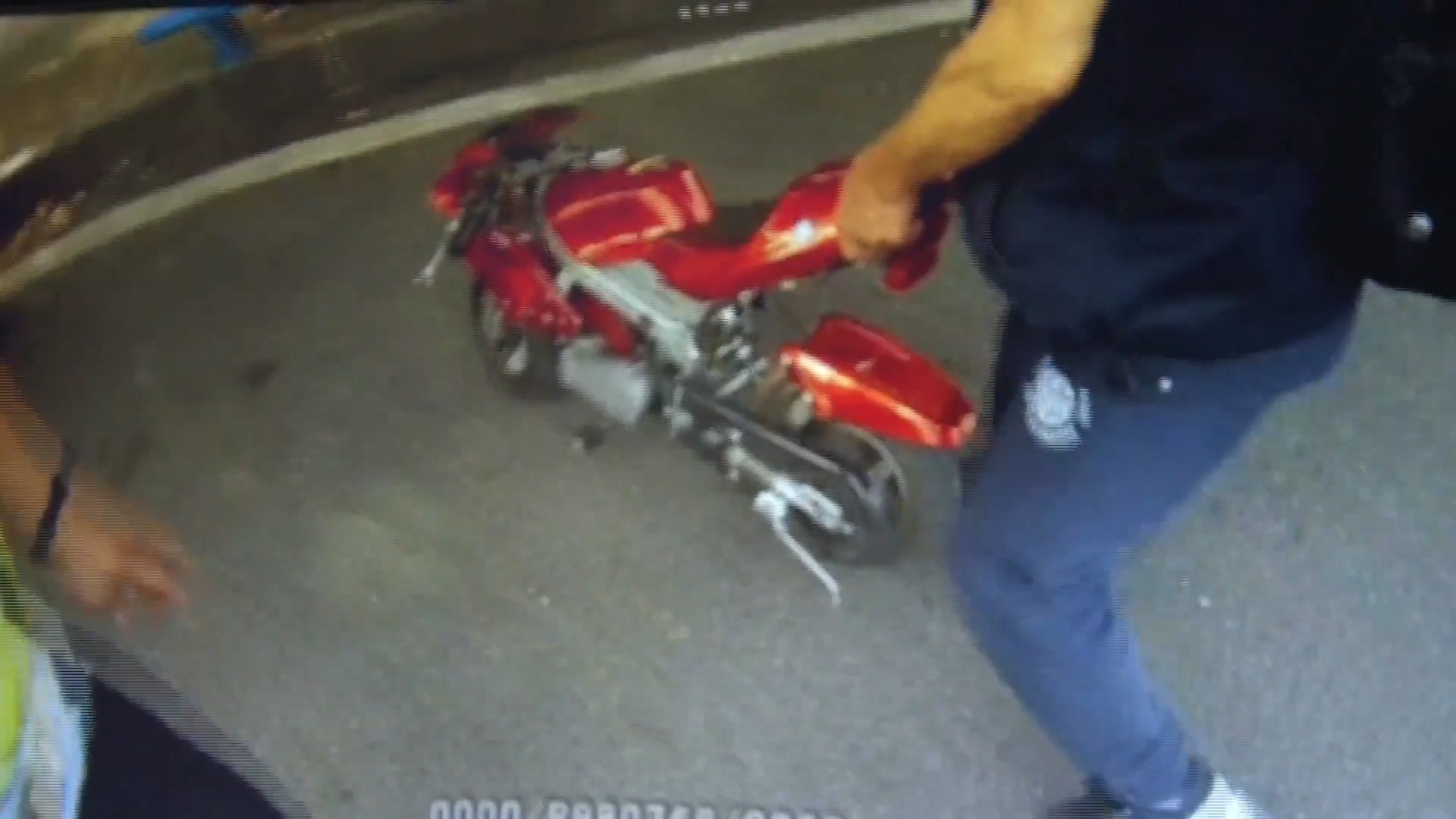 Cu ong 70 tuoi lai xe may do choi tham gia giao thong o Trung Quoc hinh anh