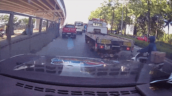 Tat dau oto, nguoi chay xe may lien bi canh sat chan lai hinh anh