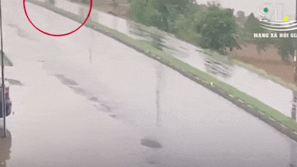 Xe ban tai cay nat dai phan cach, bien dang sau cu va cham manh hinh anh