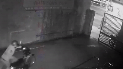 Hai ten trom len vao nha dat xe may ra ngoai hinh anh