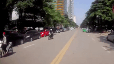 Oto tu via he lao xuong duong, tong thang vao xe may hinh anh