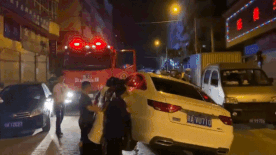 Nguoi dan hop suc nang oto cho xe cuu hoa di qua hinh anh