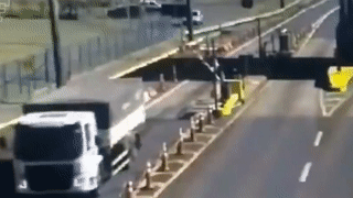 Xe may noi duoi xe tai vuot tram thu phi dam vao thanh chan hinh anh